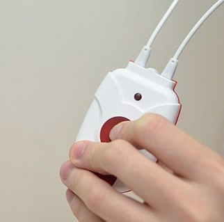 Noodknop Met Halskoord Op Knop Drukken