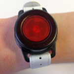 Polsband-noodknop-wit-om-pols