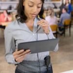 Portofoon Motorola CLPe Spreken In Microfoon Oortje