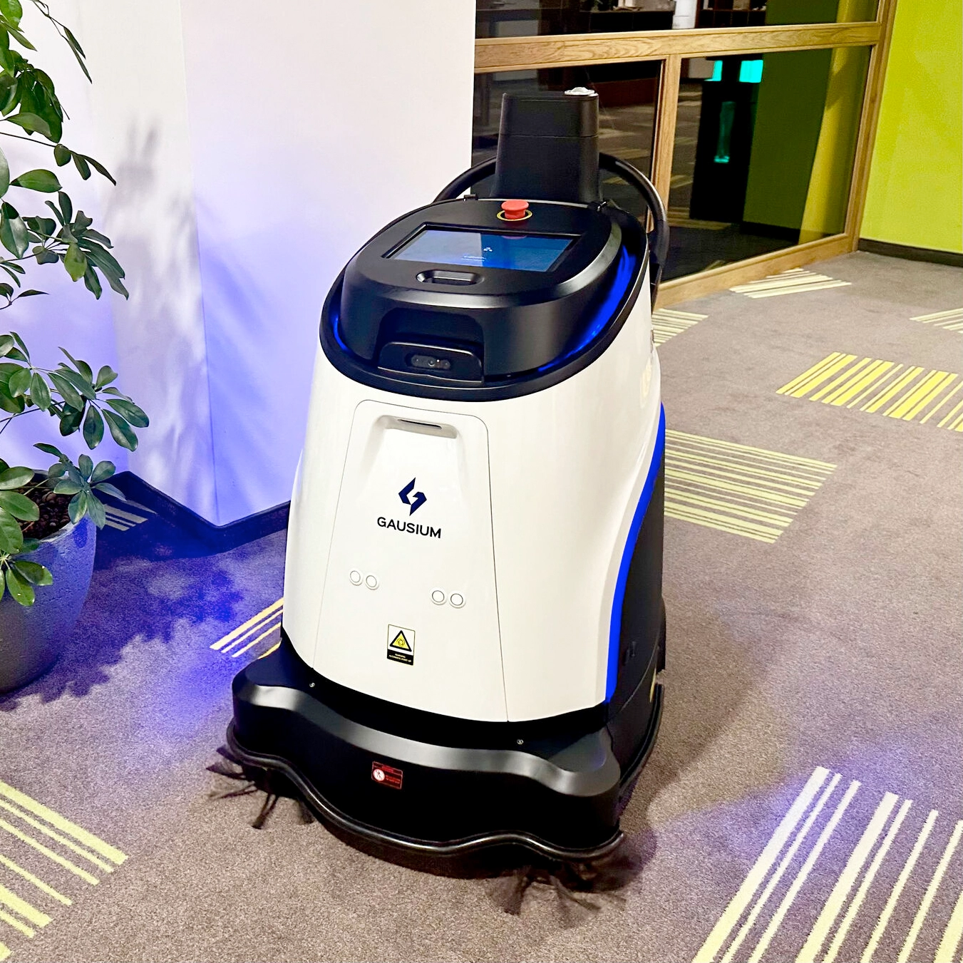 Professionele Tapijtreiniging Met De Gausium Ecobot Vacuum 40