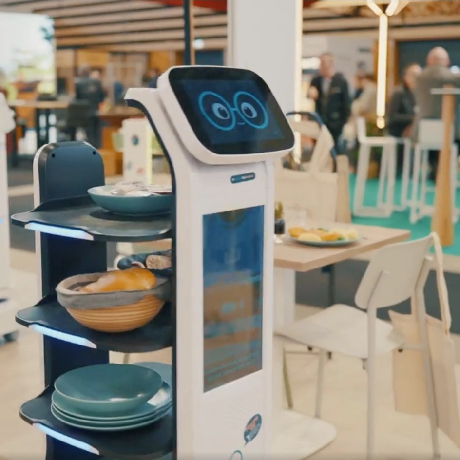 U Serve Ruimt Hij Tafels Af Of Verwelkomt Hij Gasten Met Een Vriendelijk Bericht